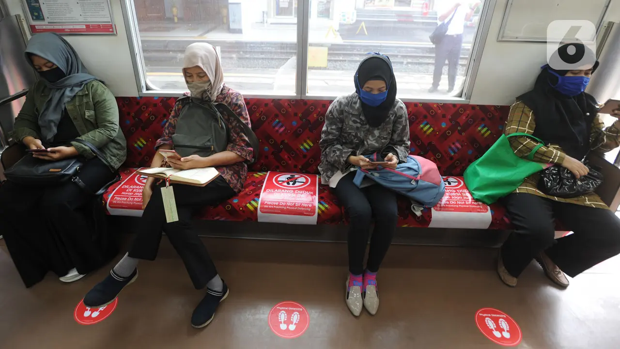 FOTO: Penerapan Pembatasan Penumpang Dalam Gerbong KRL