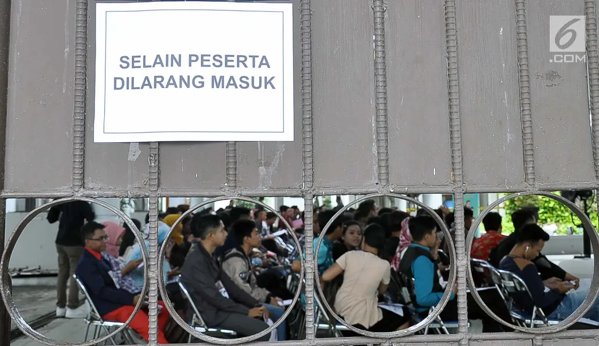 Peserta menunggu audisi Liga Dangdut Indonesia 2 (LIDA 2) di Wisma Perdamaian Semarang, Jawa Tengah, Minggu (16/12). Audisi pencarian bakat penyanyi dangdut ini dilakukan di 34 provinsi. (Liputan6.com/Gholib)