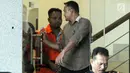 Penyuap Bupati Pakpak Bharat, Rizal Efendi Padang (rompi oranye) usai menjalani pemeriksaan di gedung KPK, Jakarta, Senin (28/1). Rizal merupakan tersangka dugaan suap terkait proyek-proyek di Dinas PUPR Pemkab Pakpak Bharat. (Merdeka.com/Dwi Narwoko)