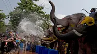 Songkran festival yang diadakan setiap tanggal 13 - 15 April ini menandai permulaan tahun matahari dan musim panas di Thailand. (Foto: Huffingtonpost)