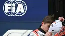 Pembalap Red Bull Racing asal Belanda, Max Verstappen bereaksi setelah meraih posisi terdepan dalam sesi kualifikasi Grand Prix Formula Satu Jepang di sirkuit Suzuka, prefektur Mie pada 5 April 2025. (Philip FONG/AFP)