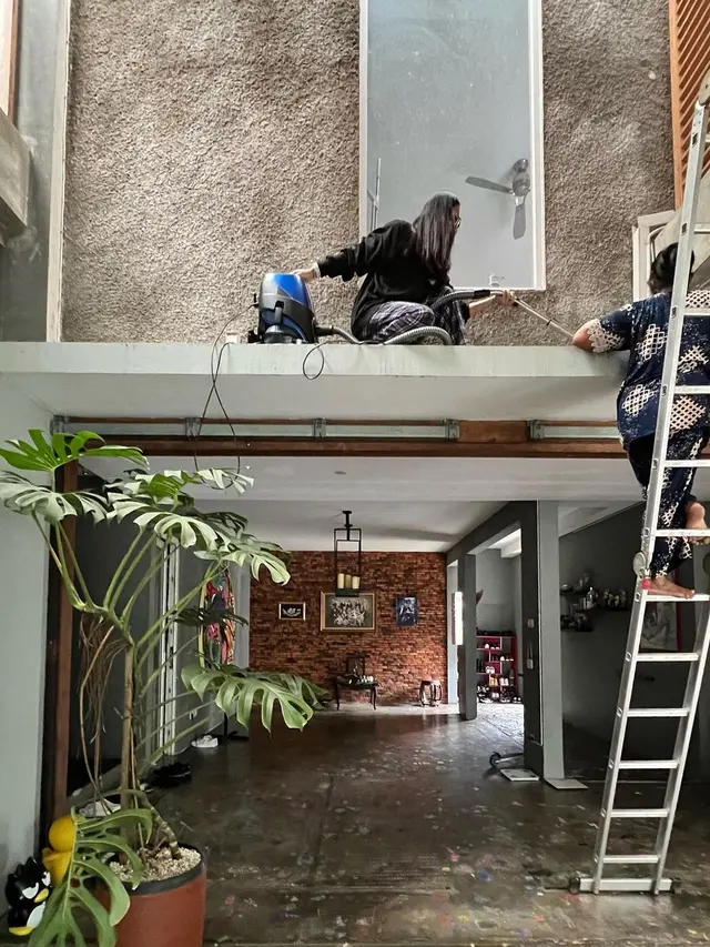 Nirina membersihkan rumah (Instagram/nirinazubir_)