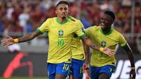 Pemain depan Brasil #10, Raphinha, merayakan gol bersama rekan setimnya #07, Vinicius Jr (kanan), dan pemain bertahan #14, Gabriel Magalhaes (belakang), selama pertandingan kualifikasi Piala Dunia FIFA 2026 di Amerika Selatan antara Venezuela dan Brasil di Stadion Monumental di Maturin, Negara Bagian Monagas, Venezuela, pada tanggal 14 November 2024. (Federico Parra/AFP)