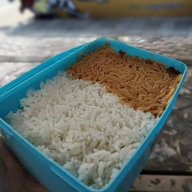 6 Potret Bekal Nasi dan Mie Ini Kocak Banget, Anak Sekolah Pasti Relate