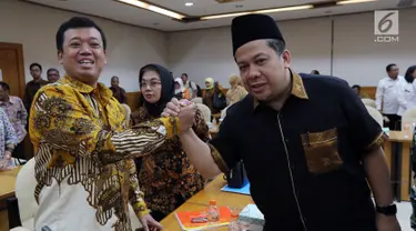 Kepala BNP2TKI Nusron Wahid berjabat tangan dengan Wakil Ketua DPR Fahri Hamzah saat mengikuti rapat kerja dengan Tim Pengawas Tenaga Kerja Indonesia (TKI) di Kompleks Parlemen, Senayan, Jakarta, Rabu (21/3). (Liputan6.com/JohanTallo)