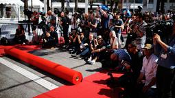 Fotografer menunggu pemasangan karpet merah di depan pintu masuk utama jelang upacara pembukaan Festival Film Cannes 2019 di Cannes, Prancis, Selasa (14/5/2019). Festival Film Cannes tahun ini memasuki gelaran ke-72. (REUTERS/Stephane Mahe)