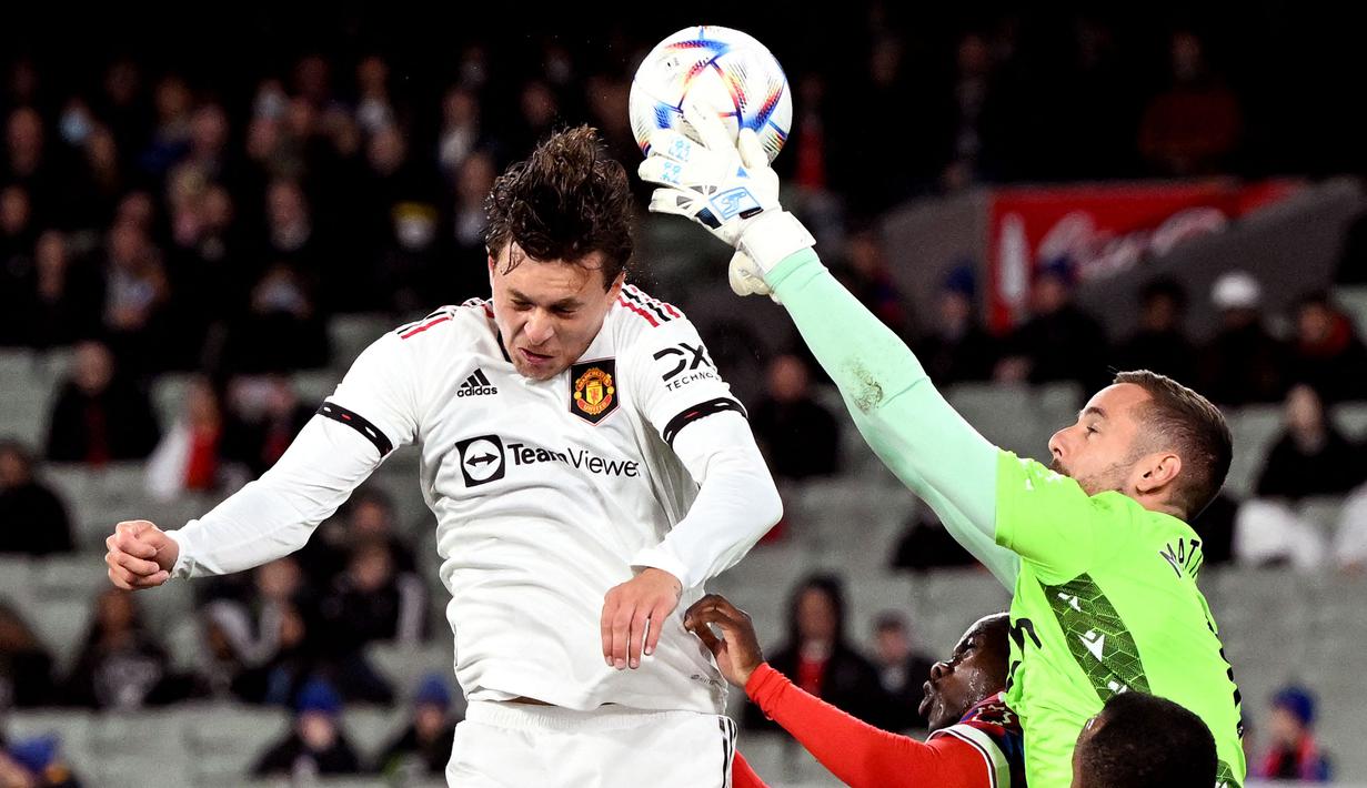 Victor Lindelof belum pernah sekalipun tampil pada musim ini di Manchester United. Sama seperti Maguire, dia tampaknya akan sulit menembus dan menggeser duet Varane dan Martinez. (AFP/William West)