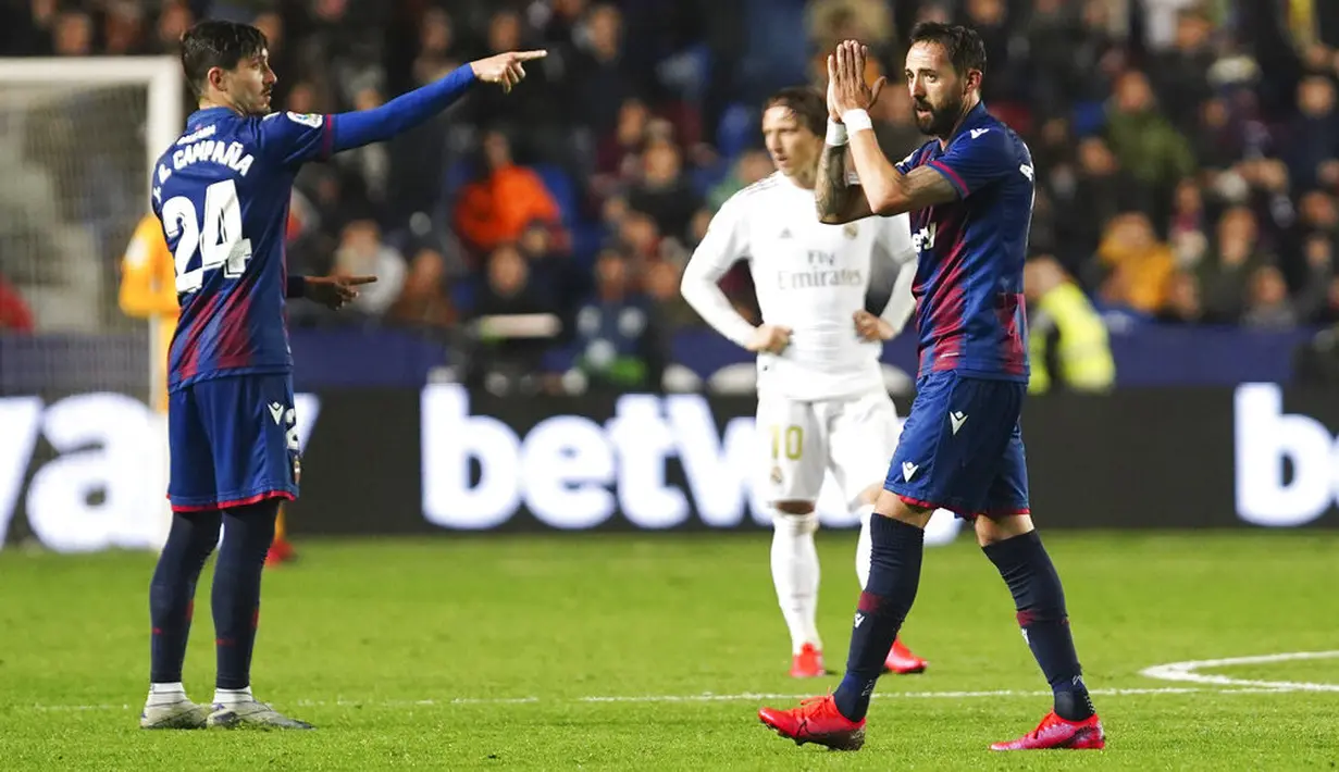 Pemain Levante, Jose Luis Morales, melakukan selebrasi usai membobol gawang Real Madrid pada laga La Liga di Stadion Ciutat de Valencia, Sabtu (22/2/2020). Levante menang 1-0 atas Real Madrid. (AP/Alberto Saiz)