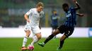 Gelandang Palermo, Oscar Hiljemark, berusaha melewati gelandang Inter Milan, Geoffrey Kondogbia. Kemenangan ini membuat La Beneamata berada pada posisi kelima klasemen sementara Serie A. (EPA/Daniele Mascolo)