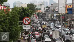 Kendaraan terjebak macet di kawasan Tanah Abang, Jakarta, Rabu (25/5). Banyaknya aktivitas di kawasan tersebut membuat arus lalu lintas selalu mengalami kemacetan, meskipun telah terbebas dari pedagang kaki lima (PKL). (Liputan6.com/Immanuel Antonius)
