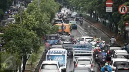 Pengendara terjebak macet di Jalan Pramuka, Jakarta, Jumat (26/2). Banjir yang menggenangi sejumlah ruas jalan menyebabkan kemacetan arus lalu lintas di beberapa titik. (Liputan6.com/Faizal Fanani)