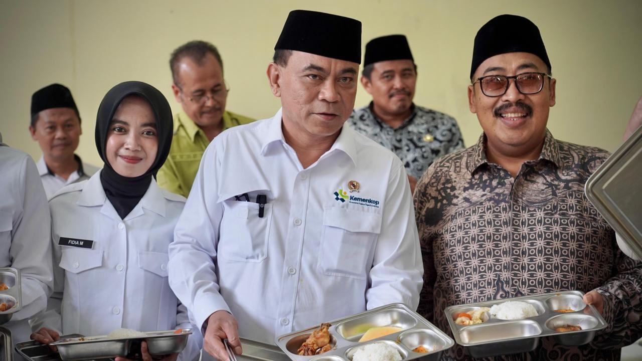 Menteri Koperasi Budi Arie Setiadi saat meninjau penyaluran di Pondok Pesantren Annur, Kabupaten Malang, Jawa Timur, Selasa (25/2/2025). (Foto: Liputan6.com/Tira S)