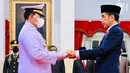 Presiden Joko Widodo atau Jokowi (kanan) memberikan tongkat komando kepada Panglima TNI Laksamana TNI Yudo Margono saat acara pelantikan di Istana Negara, Jakarta, Senin (19/12/2022). Presiden Jokowi melantik Laksamana TNI Yudo Margono sebagai Panglima TNI menggantikan Jenderal TNI Andika Perkasa. (Foto: Laily Rachev - Biro Pers Sekretariat Presiden)