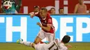 Pemain AC Milan, Romagnoli Alessio, berebut bola dengan pemain Bayern Munchen, Rafinha, dalam International Champions Cup 2016 di Soldier Field, Chicago, Kamis (28/7/2016) pagi WIB. (AFP/Jonathan Daniel/Getty Images)