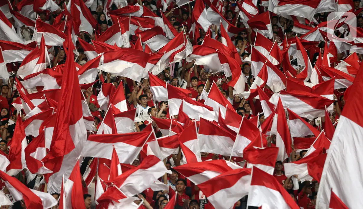 Ribuan suporter Timnas Indonesia memadati area tribun penonton Stadion Utama Gelora Bung Karno (GBK) di Jakarta, Selasa (25/3/2025). (Liputan6.com/Angga Yuniar)
