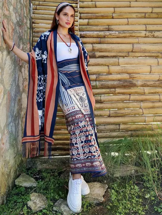 Perempuan cantik ini menjelaskan tentang alasan bisa menjalani gaya hidup hemat. Semua ia lakukan berkat didikan kedua orang tua yang mengajarkannya sedari kecil. (Instagram/claurakiehl)