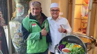 Tukang ojek online langsung mendatangi Rusli Zainal setelah mendapat kabar mantan Gubernur Riau itu bebas. (Liputan6.com/M Syukur)
