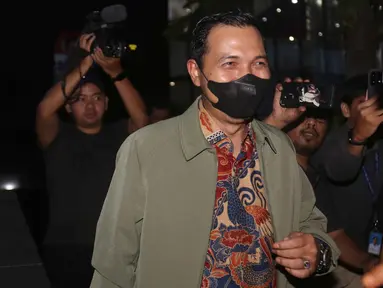 Pelaksana Tugas (Plt) Wali Kota Madiun, F. Bagus Panuntun, berjalan meninggalkan Gedung Merah Putih Komisi Pemberantasan Korupsi (KPK), Jakarta, usai menjalani pemeriksaan, Senin (11/5/2026). (Liputan6.com/Helmi Fithriansyah)