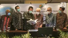 Presdir PT Provident Agro Tbk (PALM) Tri Boewono (ketiga kiri) saat berbincang dengan Presiden Komisaris, Komisaris Independen dan jajaran Direktur di sela RUPST dan RUPSLB) di Jakarta, Kamis (30/7/2020). PALM mencatatkan kenaikan pendapatan 25% pada Semester I-2020. (Liputan6.com/Fery Pradolo)