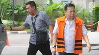 Terdakwa kasus korupsi proyek e-KTP Setya Novanto tiba di gedung KPK untuk menjalani pemeriksaan lanjutan, Jakarta, Senin (26/03). Setya Novanto diperiksa sebagai saksi atas dua tersangka kasus korupsi e-KTP. (Merdeka.com/Dwi Narwoko)