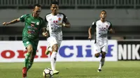 Gelandang PSMS, Rachmad Hidayat, berusaha melewati striker PS Tira, Dimas Drajad, pada laga Liga 1 di Stadion Pakasari, Jawa Barat, Rabu (5/12). (Bola.com/Yoppy Renato)