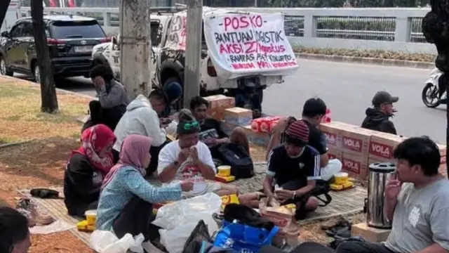 Posko bantuan logistik demo Pati