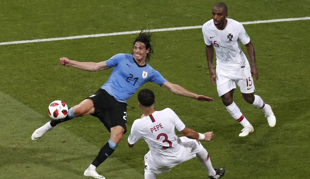 Aksi penyerang Uruguay, Edinson Cavani (kiri) melepaskan tembakan melewati adangan dua pemain Portugal pada laga 16 besar Piala Dunia 2018 di Fisht Stadium, Sochi, Rusia, (30/6/2018). Portugal kalah 1-2. (AP/Darko Vojinovic)