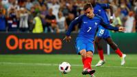 Striker tim nasional Prancis, Antoine Griezmann, mencetak gol penalti ke gawang Jerman pada semifinal Piala Eropa 2016 di Stade Velodrome, Marseille, Kamis (7/7/2016). (Reuters/Kai Pfaffenbach)
