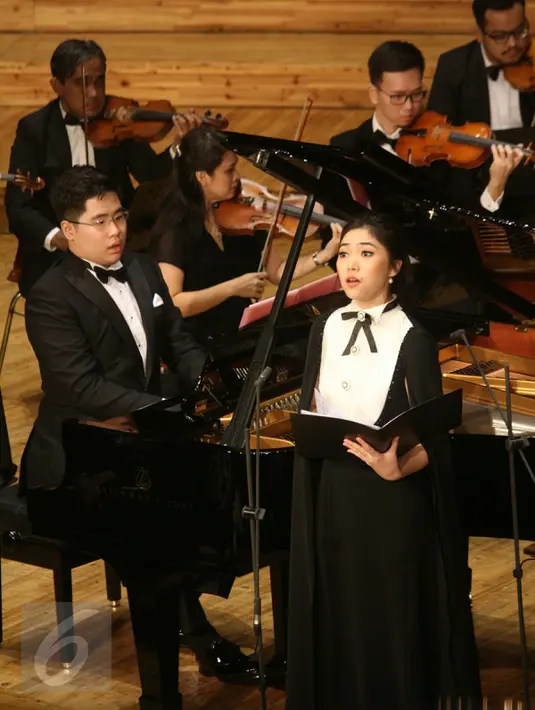 Isyana Sarasvati saat duet dengan pianis muda Jonathan Kuo dalam konser musik klasik bertajuk “Vienna at the Turn of 19th Century” Aula Simfonia Jakarta, Sabtu (6/5). Dalam konser itu, Jonathan Kuo dan Isyana tampil menawan. (Liputan6.com/Fery Pradolo)