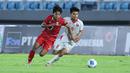 Pemain Timnas Indonesia U-17, Dava Yunna Adi Putra (kiri) berebut bola dengan pemain Vietnam, Nguyen Minh Thuy dalam laga Grup A Piala AFF U-17 2026 di Stadion Gelora Delta Sidoarjo, Sidoarjo, Jawa Timur, Minggu (19/04/2026). (Bola.com/M Iqbal Ichsan)