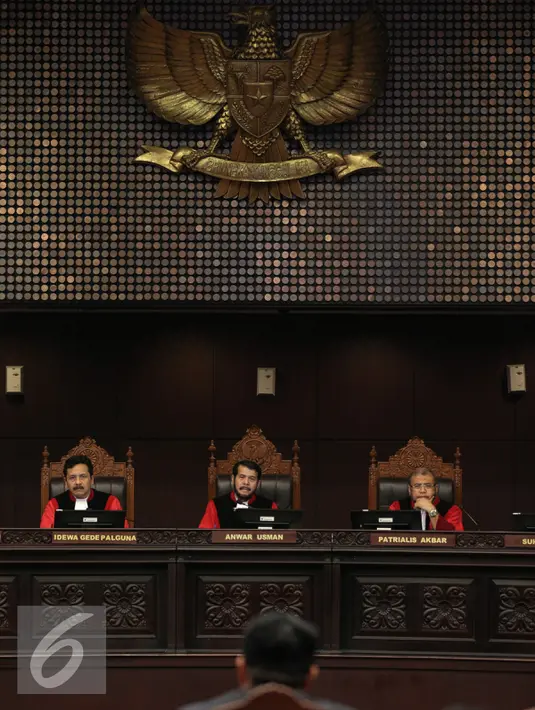 Hakim konstitusi I Dewa Gede Palguna (kiri), Anwar Usman (tengah) dan Patrialis Akbar (kanan) saat sidang peninjauan kembali UU Nomor 1 Tahun 2015 tentang Pilkada di MK, Jakarta, Selasa (8/9). (Liputan6.com/Faizal Fanani)