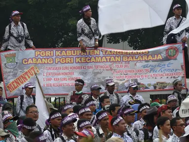 Ribuan guru honorer dari PGRI membentangkan spanduk saat menggelar aksi mogok dan unjuk rasa di depan gedung DPR/MPR, Jakarta, Selasa (15/9). Para guru honorer itu menuntut Pemerintah mengangkat mereka menjadi PNS. (Liputan6.com/Johan Tallo)