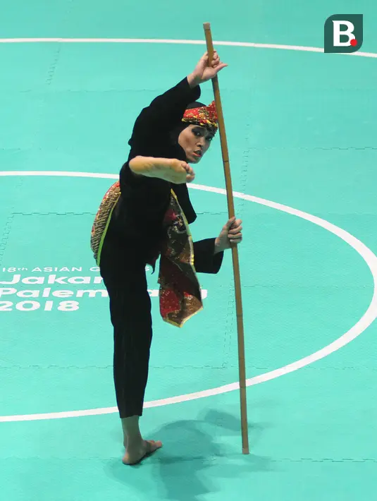 Pesilat Indonesia, Puspa Arumsari, saat beraksi pada Asian Games di Arena Silat TMII, Jakarta, Senin (27/8/2018). Puspa meraih medali emas kelas seni kategori tunggal putri dengan nilai 467. (Merdeka.com/Arie Basuki)