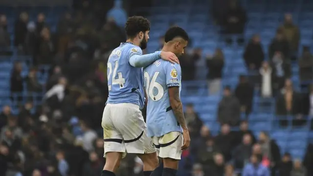 Pemain Manchester City Josko Gvardiol dan Savinho meninggalkan lapangan setelah laga melawan Everton di Premier League. Kamis, (26/12/2024). (c) AP Photo/Rui Vieira