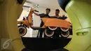 Pengunjung melihat motor pada pameran fotografi "La vespa, Un Mito : Storia e Storie" di Istituto Italiano, Jakarta, (20/1). Komunitas Vespagraphy  dan Piaggio Indonesia berkerja sama menggelar pameran tentang vespa. (Liputan6.com/Angga Yuniar)