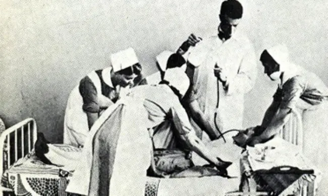 Ilustrasi terapi gegar insulin di Rumah Sakit Lapinlahti, Helsinki, Finlandia pada 1950-an. (Sumber Wikimedia Commons untuk ranah publik)