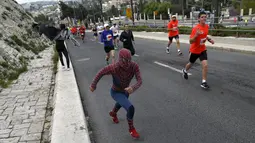 Seorang pria mengenakan kostum superhero Spiderman ikut meramaikan lomba lari Maraton Internasional  yang ke-6 di Yerusalem, Israel, (18/2).  (REUTERS / Baz Ratner)