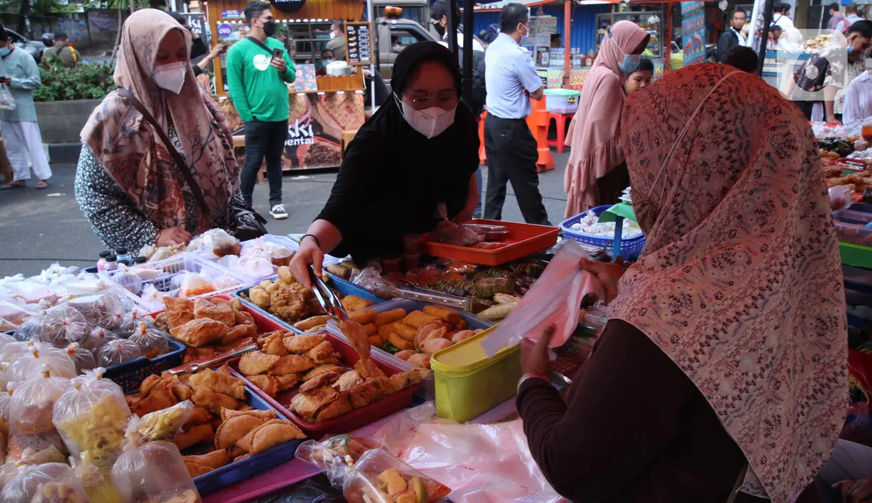 Pembeli memilih makanan untuk berbuka puasa (takjil) di kawasan Pasar Lama, Kota Tangerang, Selasa (20/4/2021). Bulan Ramadhan, membuat sejumlah pedagang takjil musiman bermunculan dan menawarkan aneka makanan dan minuman untuk umat Islam yang menjalankan puasa. (Liputan6.com/Angga Yuniar)