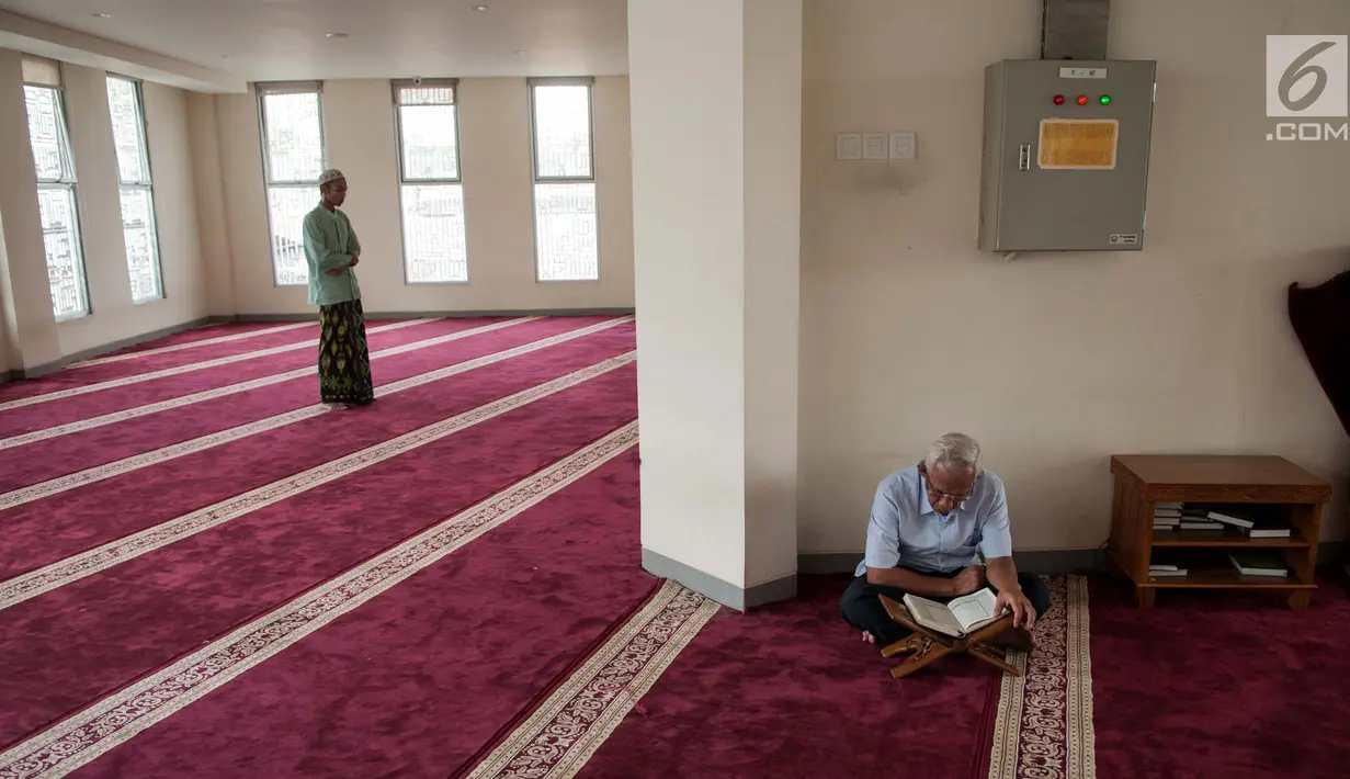Umat muslim membaca Alquran di Masjid Jami'e Darussalam di Jalan Kebon Melati, Jakarta Pusat, Rabu (31/5). Masjid ini merupakan ruislag, masjid yang dipindahkan dari tanah wakaf satu ke tanah wakaf yang lainnya. (Liputan6.com/Gempur M Surya)