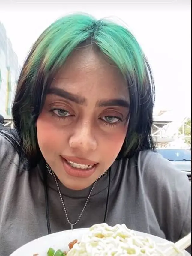 6 Potret Dinda Metalyana, Cewek Viral yang Mirip Billie Eilish Versi Suka Mi Ayam