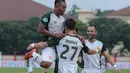 Para pemain PS Tira merayakan gol Berriex saat melawan Bhayangkara FC pada lanjutan Liga 1 2018 di Stadion PTIK, Jakarta, Jumat (4/5/2018). Bhayangkara bermain imbang 1-1 dengan PS Tira. (Bola.com/Nick Hanoatubun)