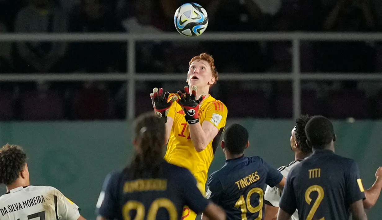 Babak kedua dimulai. Jerman menambah jumlah gol lewat Noah Darvich pada menit ke-51 yang memanfaatkan umpan silang. (AP Photo/Achmad Ibrahim)
