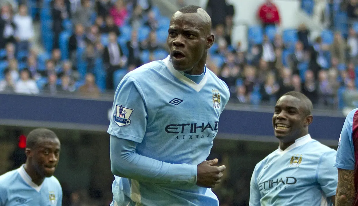Mario Balotelli. Striker berkebangsaan Italia ini didatangkan Manchester City dari Inter Milan pada awal musim 2010/2011. Bertahan selama 2,5 musim, ia total bermain dalam 80 laga dengan mecetak 30 gol dan 7 assist. Pada tengah musim 2012/2013 ia hijrah ke AC Milan. (AFP/Adrian Dennis)