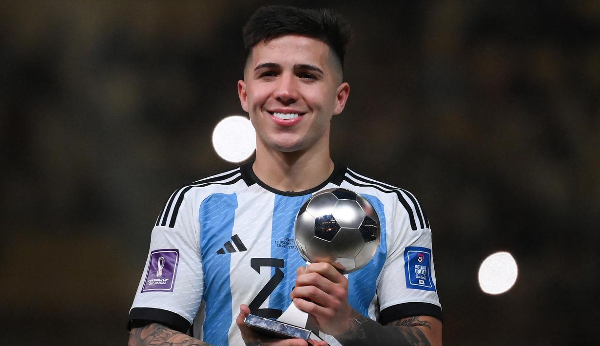 Enzo Fernandez. Gelandang bertahan berusia 21 tahun milik Benfica yang dinobatkan sebagai pemain muda terbaik seiring Argentina menjuarai Piala Dunia 2022 ini kini menjadi incaran banyak klub raksasa Eropa. Pemain yang selalu tampil dalam 7 laga Argentina di Piala Dunia 2022 dengan menyumbang 1 gol dan 1 assist ini diminati Liverpool, MU hingga PSG. Namun tawaran Liverpool senilai 100 juta euro telah ditolak Benfica, sehingga tinggal MU dan PSG yang masih berpeluang memboyongnya di bursa transfer Januari 2023. (AFP/Franck Fife)