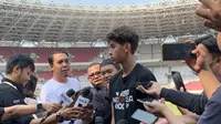 Pemain diaspora Timnas Indonesia U-17 Welber Jardim usai mengkuti sesi latihan resmi Garuda Asia di Stadion Utama Gelora Bung Karno (SUBK), Senin (30/10/2023). (Liputan6.com/Melinda Indrasari)