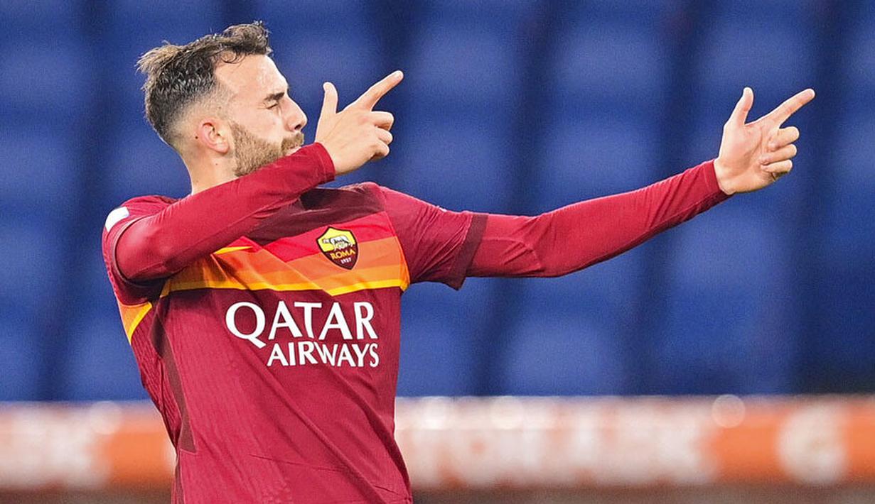Pemain AS Roma, Borja Mayoral, merayakan gol yang dicetak ke gawang Verona pada laga Liga Italia di Stadion Olimpico, Roma, Minggu (31/1/2021). AS Roma menang dengan skor 3-1. (Fabio Rossi/LaPresse via AP)