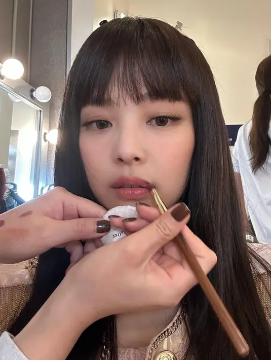 Jennie dengan poni barunya saat melakukan touch-up. Walaupun jarang tampil dengan poni depan, gaya rambut tersebut terlihat cocok untuk perempuan bernama Kim Jennie tersebut. (Instagram/@jennierubyjane)
