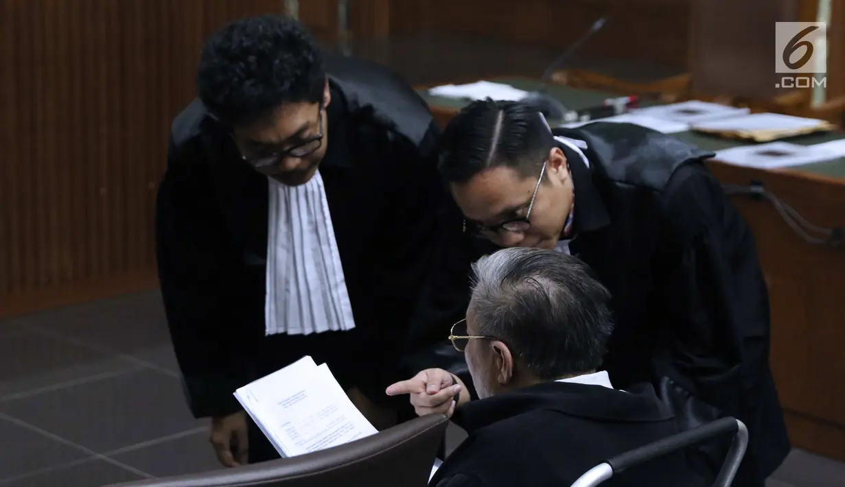 Direktur Utama PT Wijaya Kusuma Emindo (WKE), Budi Suharto saat sidang perdana di Pengadilan Tipikor, Jakarta, Rabu (20/1). Budi Suharto diduga terlibat perkara suap proyek pembangunan SPAM milik Kementerian PUPR. (Liputan6.com/Helmi Fithriansyah)