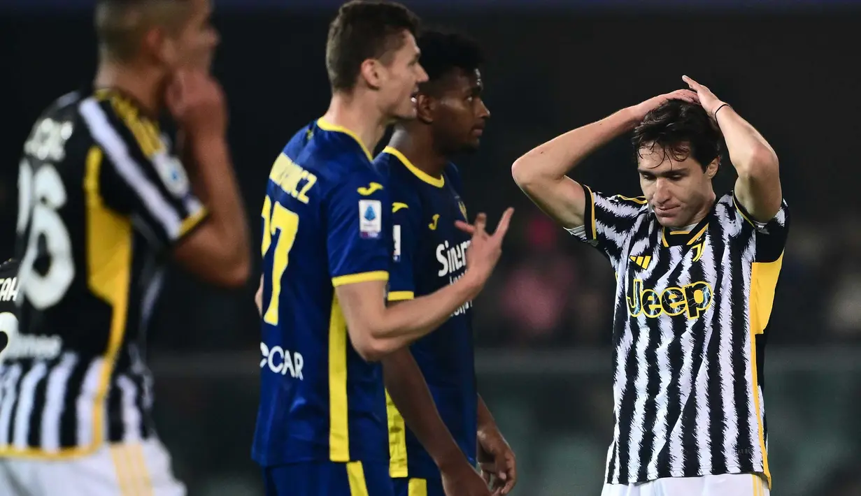 Penyerang Juventus, Federico Chiesa (kanan) bereaksi setelah gagal mencetak gol saat pertandingan sepak bola Serie A Italia melawan Hellas Verona di Stadion Marcantonio Bentegodi di Verona pada 17 Februari 2024. (MARCO BERTORELLO/AFP)