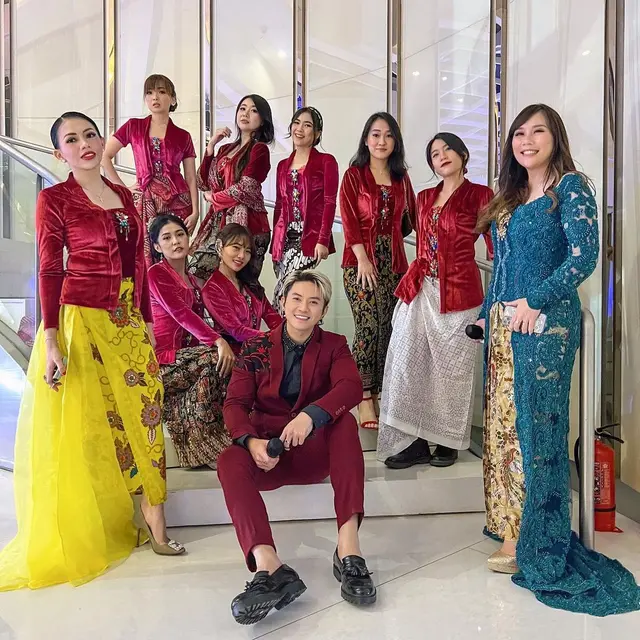 6 Momen Seru Reunian Cherrybelle, Kompak Pakai Kebaya